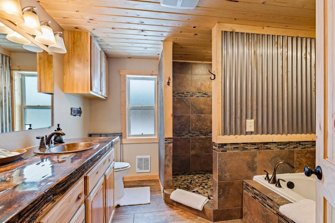 Huckleberry Hollow By Kabino Hot Tub Firepit Ps2 Satellite Grill Wifi Golf Course Island Park Exterior foto